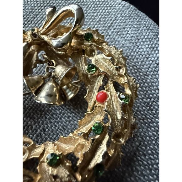 Vintage ART Brooch Wreath Christmas Rhinestone Signed Holiday Pin Art To Wear - Picture 5 of 6
